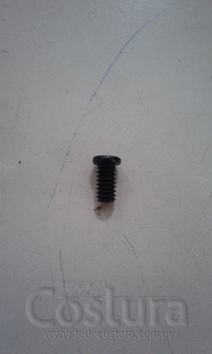 TORNILLO (SUPERIOR) DE COLLAR DE AGUJA DOBLE AGUJA SIRUBA T828-45