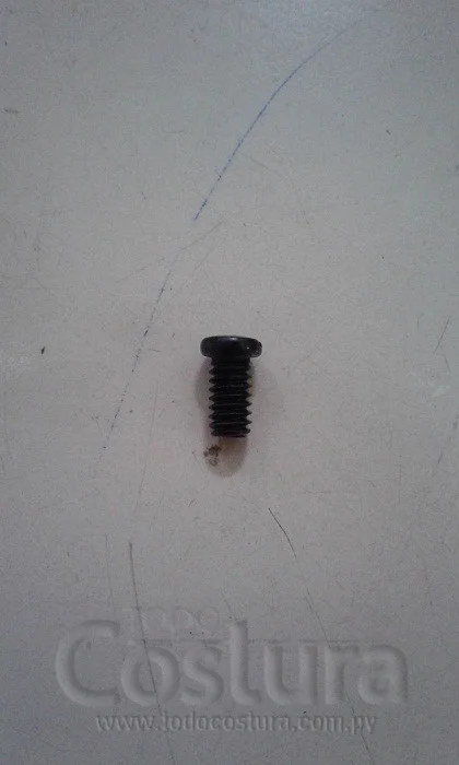 TORNILLO (SUPERIOR) DE COLLAR DE AGUJA DOBLE AGUJA SIRUBA T828-45