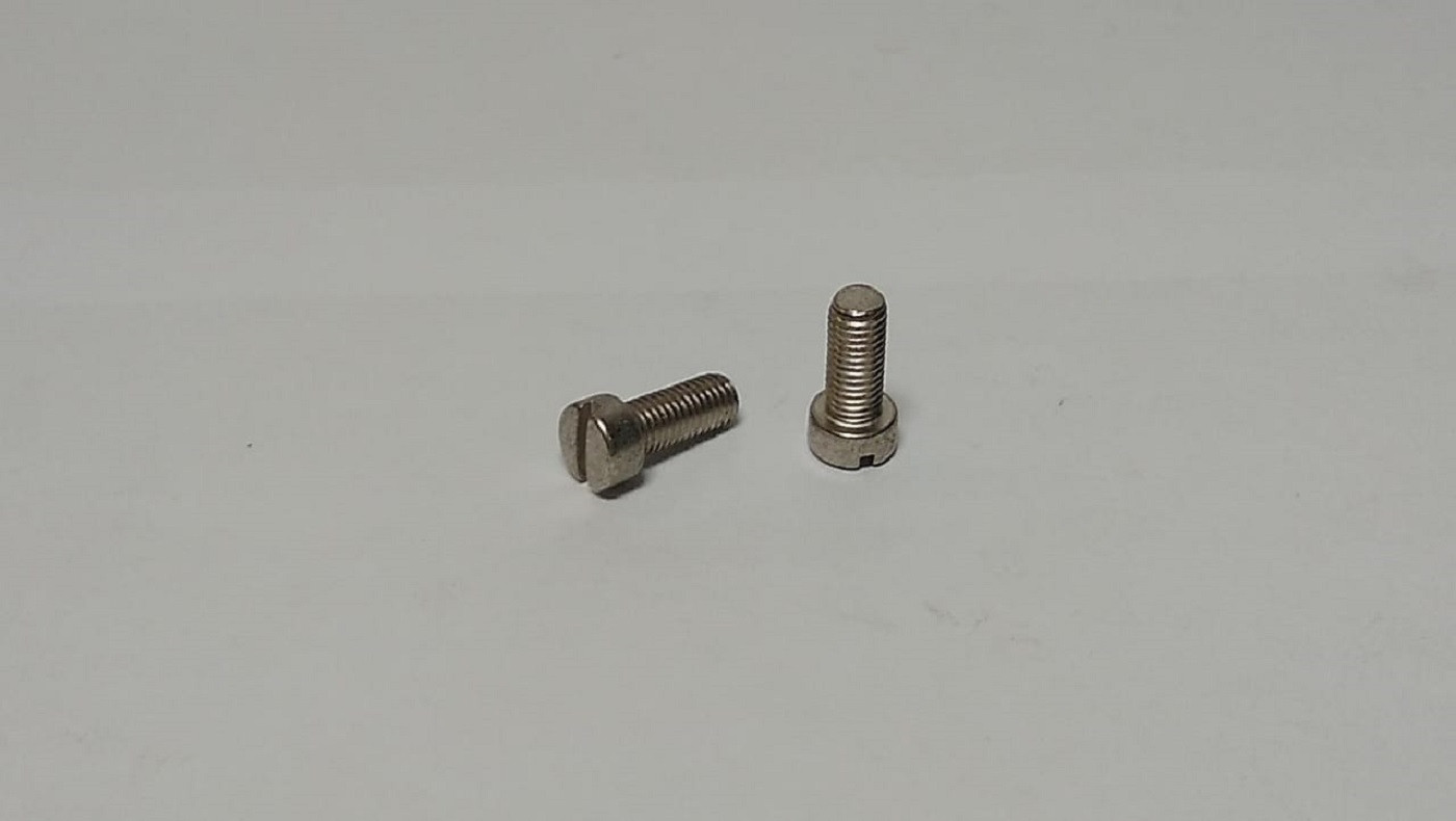 TORNILLO SUJ. DEL DIENTE CINTURERA SIRUBA HF008 / DOBLADILLADOR OVERLOCK 700K