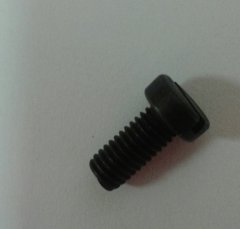 TORNILLO DEL DIENTE CAÑONERA SIRUBA FA007 / BROTHER DA-9270