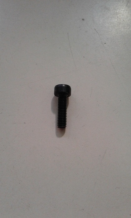 TORNILLO DEL GUIA HILO SUPERIOR SIRUBA F007K