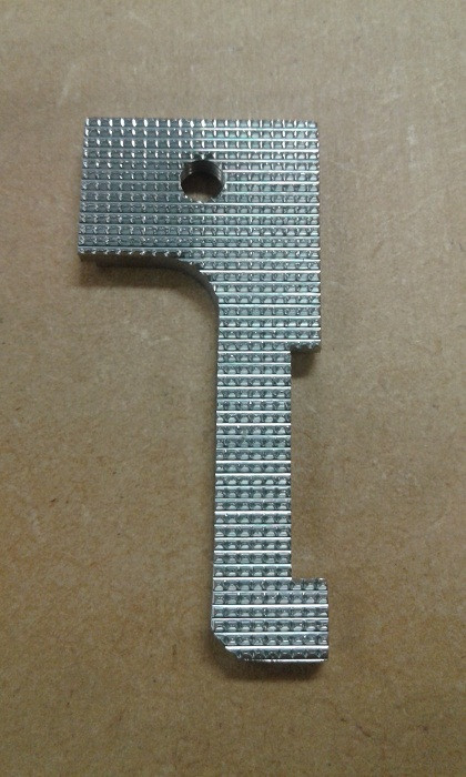 PRENSATELA (VERTICAL - DERECHO - 3MM) ATRACADORA BROTHER KE430F