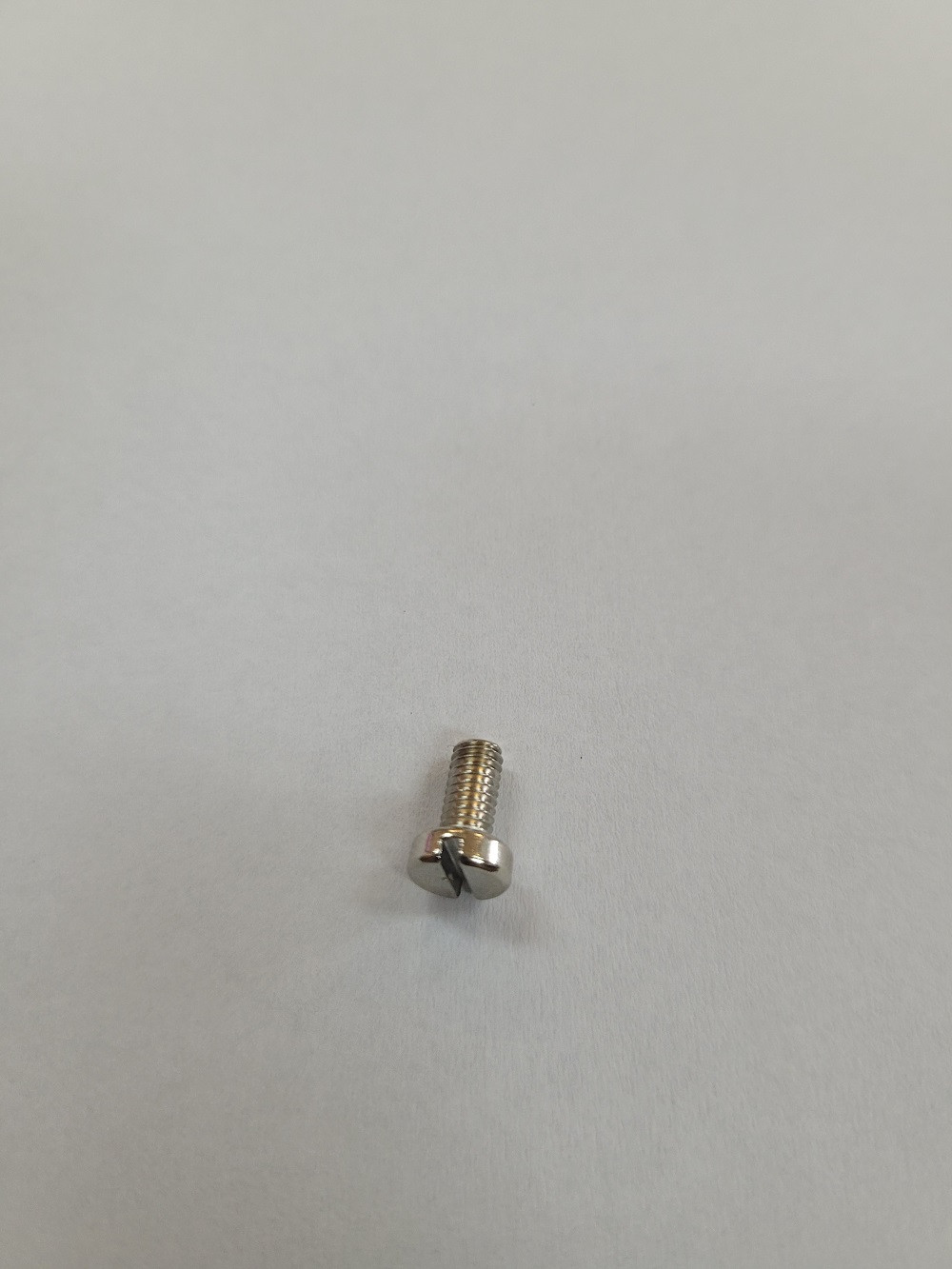 TORNILLO DE TAPA CUCHILLA SUPERIOR DE CORTA HILO FLATSEAMER D007S/AK