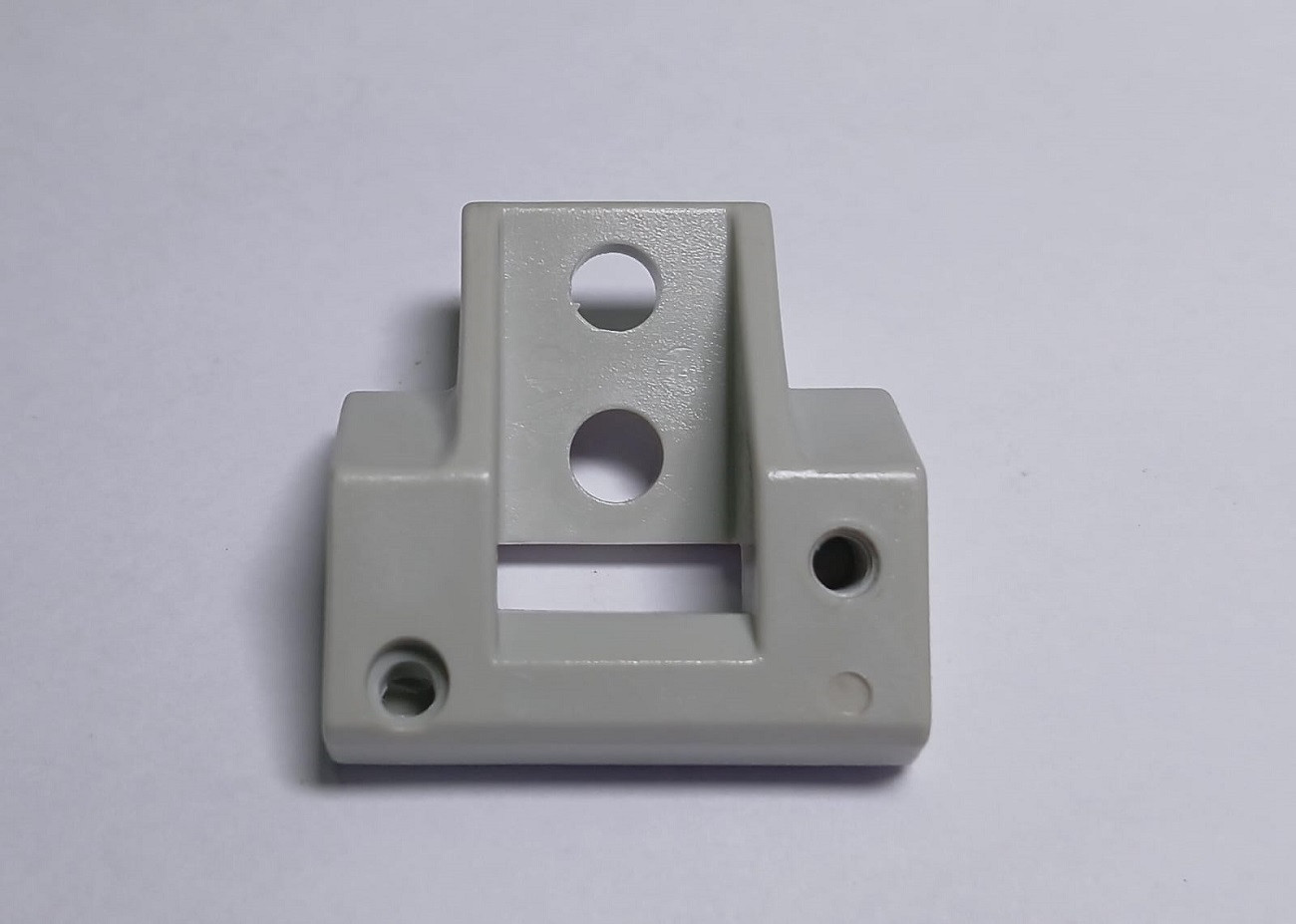 SOPORTE INTERNO DE TAPA DEL PROTECTOR DE AGUJA OVERLOCK 700K