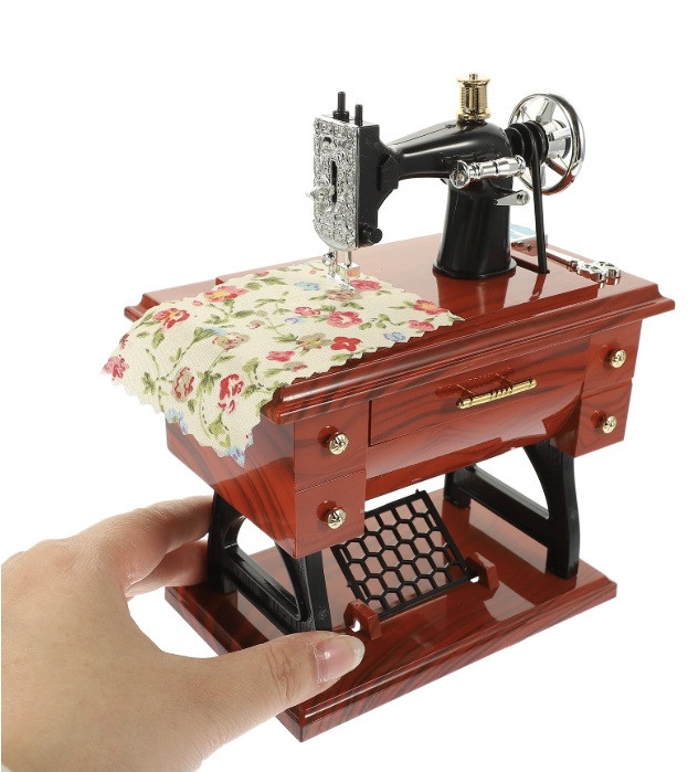 DECORACION MINI MAQUINA DE COSER (9.5 X 16.7 X 20CM)